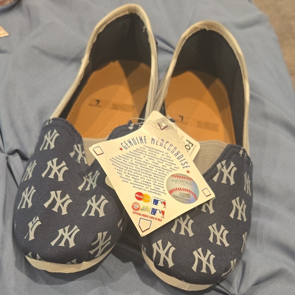 Forever Collectibles Shoes - Womens Yankees Shoes Large NWT